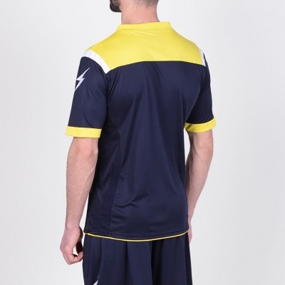 Conjunto desportivo azul escuro e amarelo visto de costas, com padrão de raio branco.