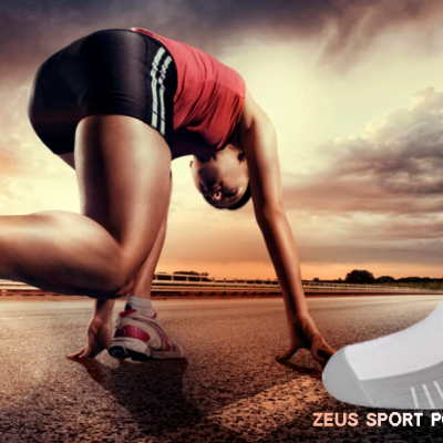 Atleta em posição de corrida e meias brancas Zeus Sport Portugal