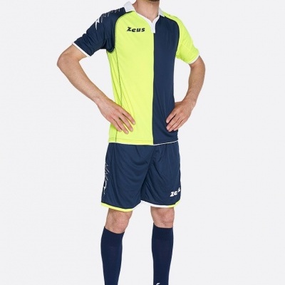 Homem com fato desportivo azul escuro e amarelo neón com logotipo ZEUS