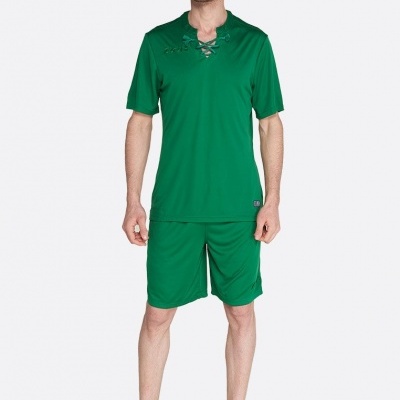 Conjunto de roupa desportiva verde com calções e t-shirt com cordões no decote