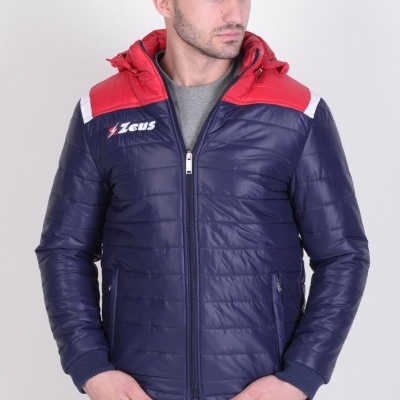 Casaco acolchoado azul com capuz vermelho e fecho de zip usado por homem