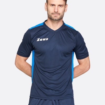 Homem com fato desportivo azul escuro com detalhes azuis e logótipo Zeus