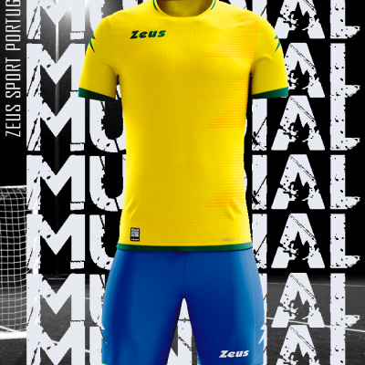 Conjunto desportivo amarelo e azul com camisola e calções no contexto de futebol.