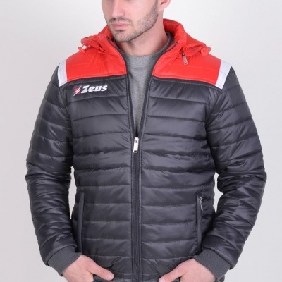 Casaco acolchoado preto com capuz vermelho e detalhes brancos, usado por homem com jeans azuis.