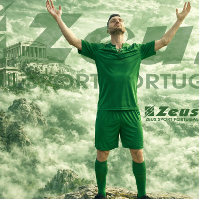 Homem com conjunto desportivo verde e logo Zeus ao fundo