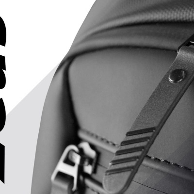 Close-up de mochila preta com fechos metálicos e zíper