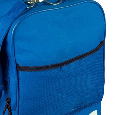 Mochila azul com bolso de rede e argola metálica