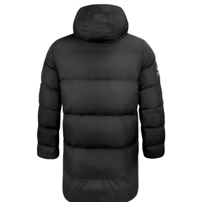 Casaco acolchoado preto com capuz e logo na manga