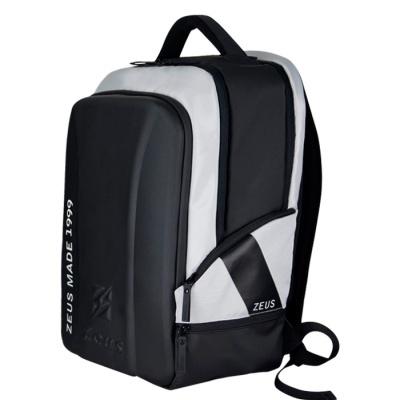 Mochila preta e branca com bolso frontal rígido e texto 'ZEUS MADE 1999'