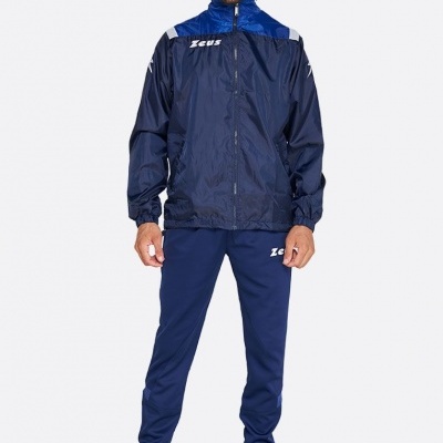 Conjunto de roupa desportiva azul com logótipo Zeus em modelo masculino