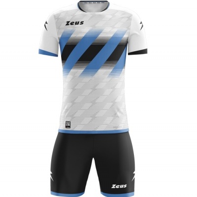 Conjunto de roupa desportiva com camisola branca e calções pretos com detalhes azuis