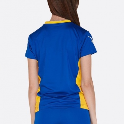 Mulher de costas a usar conjunto desportivo azul e amarelo