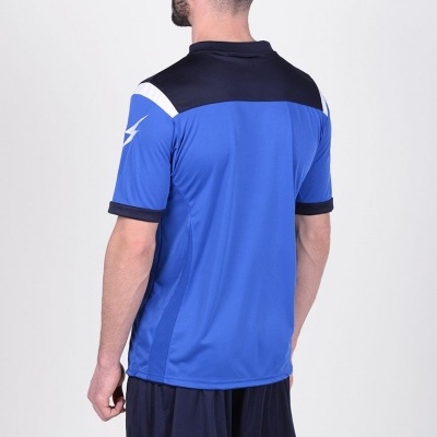 Conjunto desportivo azul e preto em modelo visto de costas