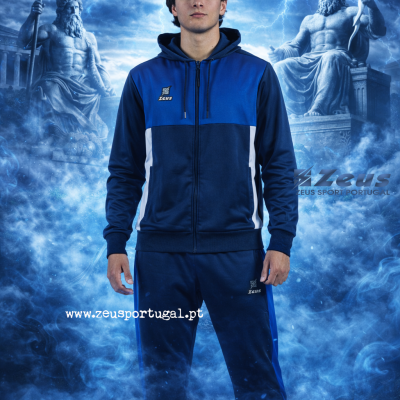 Modelo vestindo conjunto desportivo azul da Zeus com fundo azul e estátuas de deuses