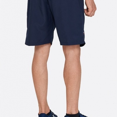 Calções azuis escuros com detalhes vermelhos e sapatilhas azuis e brancas