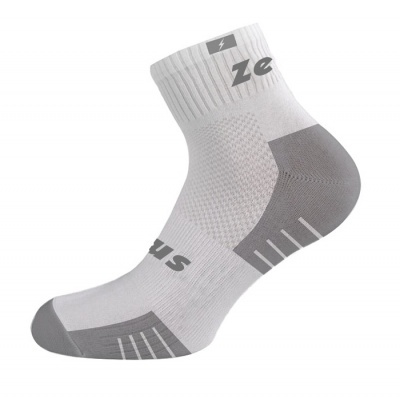 Meia desportiva branca e cinzenta com texto parcial 'Ze' e 'sus'