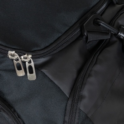 Detalhe de mala preta com fechos de correr metálicos