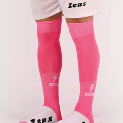 Meias desportivas cor-de-rosa com calções brancos e texto Zeus