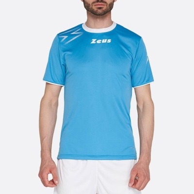 Homem com camisola azul clara e calções brancos Zeus em fundo branco