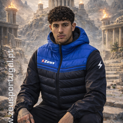 Homem com casaco desportivo azul e preto Zeus diante de ruínas com tochas em chamas