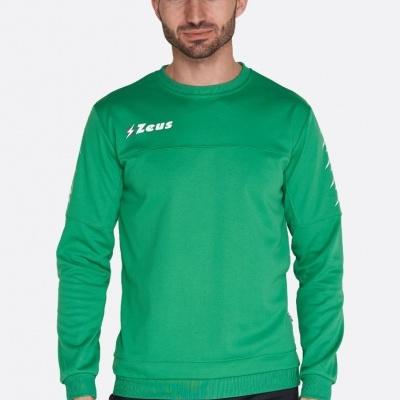Homem com sweatshirt verde Zeus e calças pretas Zeus com logótipos brancos