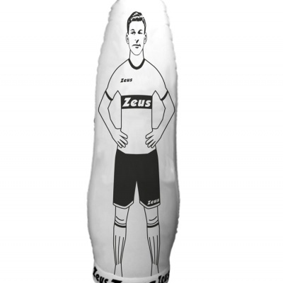 Boneca insuflável com figura humana vestindo roupa de futebol com marca Zeus em preto e branco