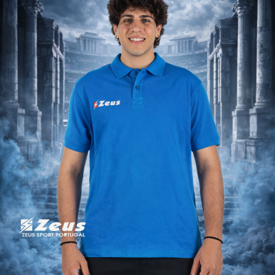 Homem jovem com polo azul com logotipo Zeus em fundo de ruínas e névoa azul