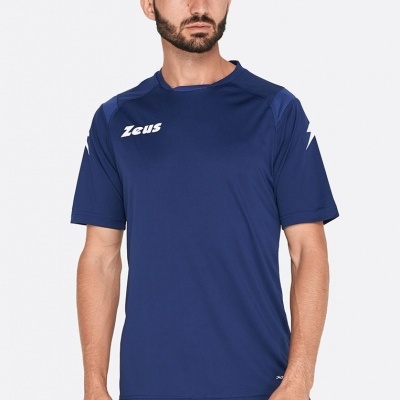 Homem com t-shirt desportiva azul escura com texto Zeus e padrão de relâmpago nas mangas.