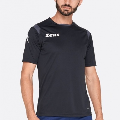 Homem com t-shirt desportiva preta Zeus e calças azuis.
