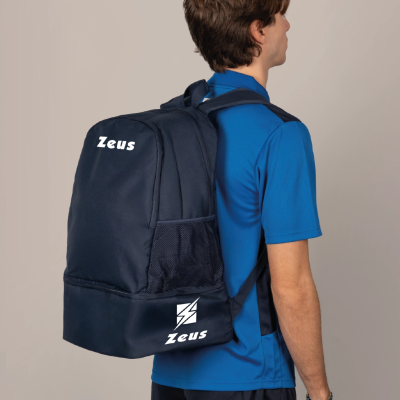 Mochila preta Zeus em modelo com camiseta azul