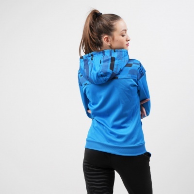 Casaco azul com padrão geométrico no capuz e ombros visto de costas