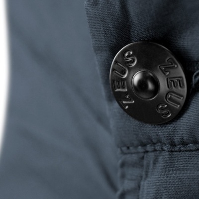 Botão metálico preto em tecido azul escuro de roupa