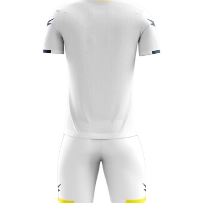 Conjunto desportivo branco com detalhes amarelos e azuis