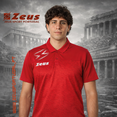 Camisola polo vermelha Zeus com logótipos em branco diante de fundo com ruínas gregas.