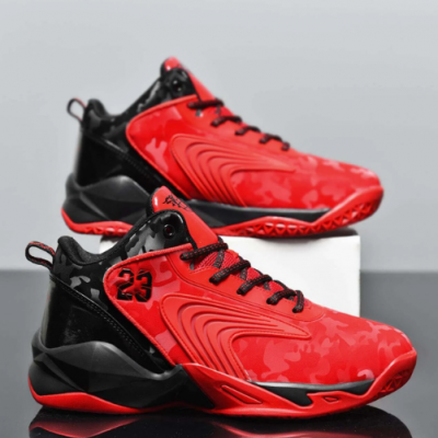 Par de sapatilhas desportivas vermelhas e pretas com número 23