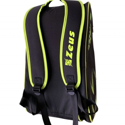 Mochila desportiva preta com detalhes verdes e alças com logo Zeus