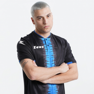 Camisola desportiva preta com padrão azul e cinzento e logo Zeus no peito