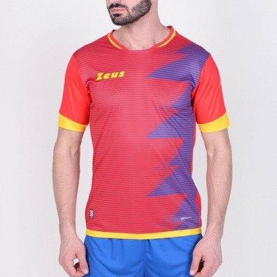 Conjunto desportivo vermelho, amarelo e azul com logótipo Zeus