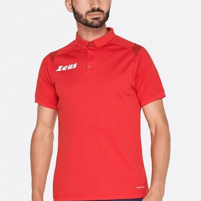 Homem com polo vermelha ZEUS e calças azuis, fundo branco