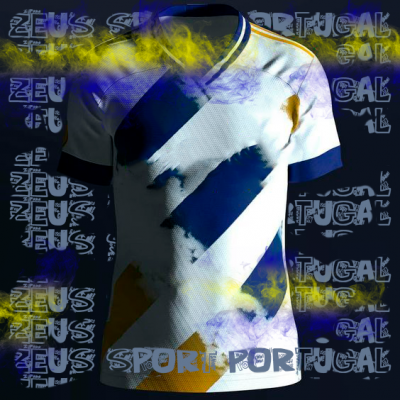 Camisola desportiva branca com padrões geométricos azuis e amarelos e gola em V