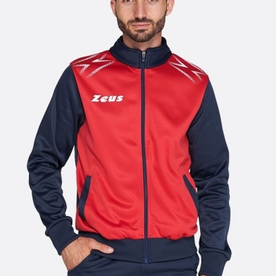 Homem com fato de treino vermelho e azul-marinho da marca Zeus com padrão em ombros.