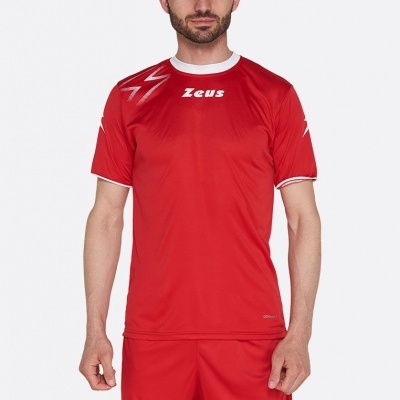 Homem com fato desportivo vermelho com logótipo Zeus