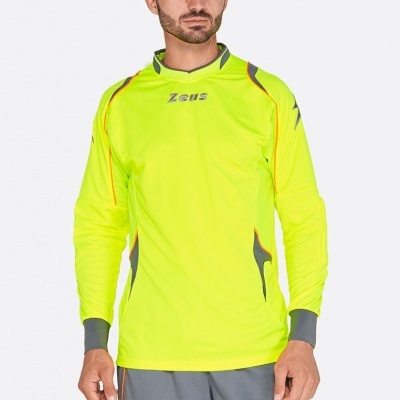 Homem com roupa desportiva amarela e cinzenta com logo Zeus