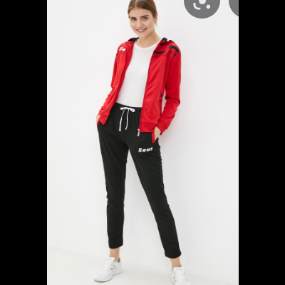 Mulher com casaco desportivo vermelho, calças pretas e ténis brancos