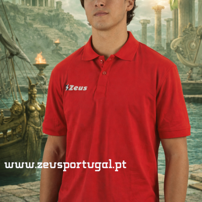 Camisola polo vermelha com logótipo Zeus e cenário mitológico de fundo.