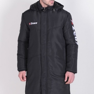 Casaco longo preto acolchoado com capuz e logo Zeus no peito e manga.