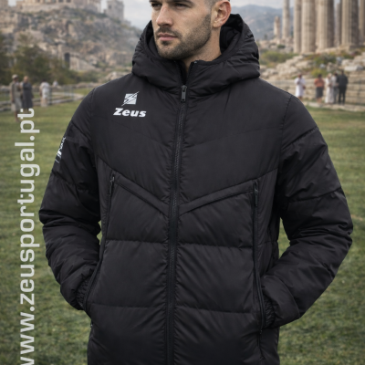 Homem a usar casaco acolchoado preto Zeus com capuz em cenário de ruínas antigas