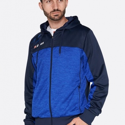 Homem com casaco desportivo azul com capuz e calças desportivas azuis escuras