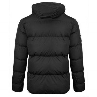 Casaco preto acolchoado com capuz e logótipo branco no braço esquerdo