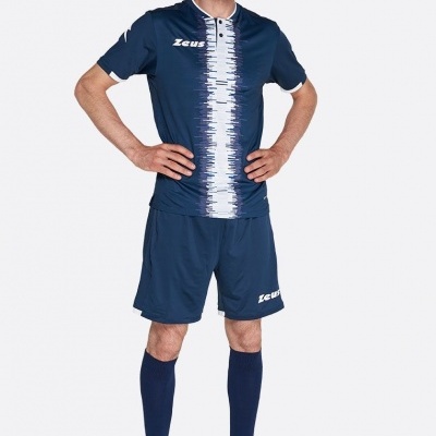 Homem com equipamento desportivo azul escuro com padrão central branco e azul, meias azuis e sapatilhas coloridas em fundo branco